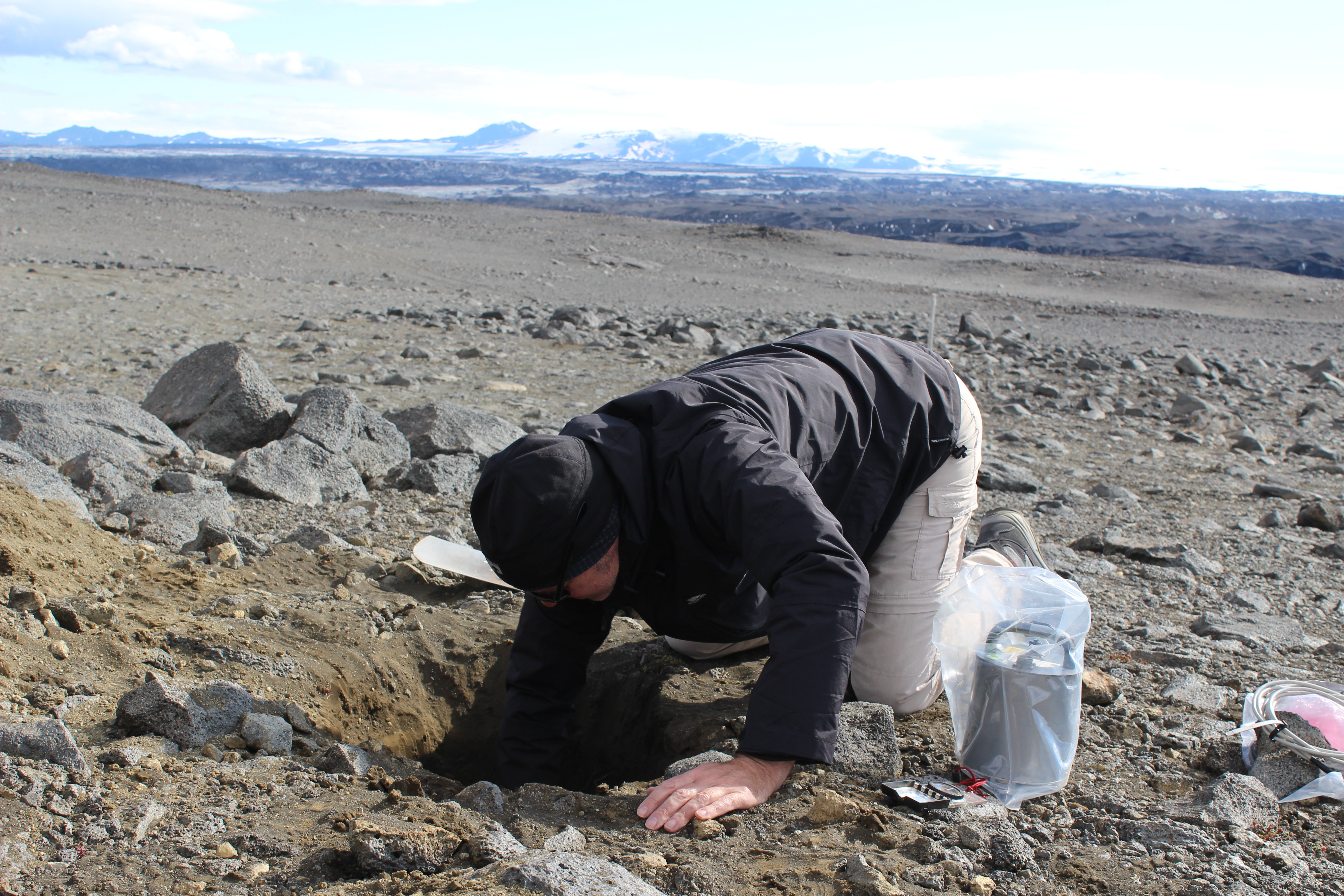 Ved å plassere seismografer rundt vulkanen Hekla kan forskere samle data om ørsmå bevegelser og dermed få varsling om nye utbrudd. Ved å plassere seismografer kan forskere samle data om ørsmå bevegelser og dermed ha mulighet til å forutsi nye utbrudd.