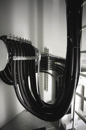 ÖLFLEX ® TORSION FRNC er utviklet til bruk i dryppsløyfen mellom roterende nacelle og det stasjonære vindmølletårnet.