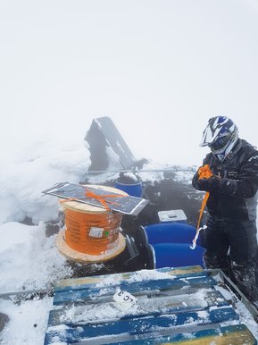 Forholdene på toppen av Hekla, nærmere 1.500 m over havet, stiller spesielt store krav til utstyret som brukes.