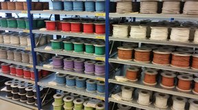 BETATHERM® 145 halogenfri enleder til skap og tavler med egenskaper i toppklasse. på lager i mange ulike farger for rask levering. BETAtherm® 145 enleder