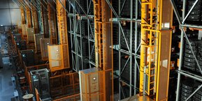 Lagring og henting av varer er fullt automatisert med blant annet roboter og RFID-teknologi.