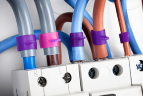 FLEXIMARK Thermo Clip endrer farge når kabelen når +70 °C. Dette indikerer overbelastning. FLEXIMARK Thermo Clip endrer farge når kabelen når +70 °C. Dette indikerer overbelastning.