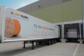 LAPP Norway mottar 4 forsendinger fra LAPP hver uke. Det tar kun to dager fra Tyskland til ordren leveres hos LAPP i Norge.Lagring og henting av varer er fullt automatisert med blant annet roboter og RFID-teknologi.